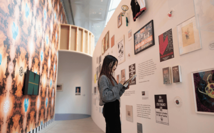 Visitante observa fotografías, grabados y obras de pequeño formato para comenzar una colección de arte