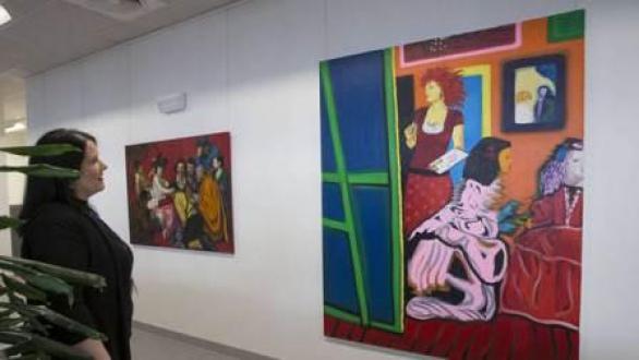 Una recreación de Ana Pagola de 'La familia de Felipe IV', titulada 'Yo y las Meninas', en el campus de Tudela de la UPNA. (UPNA)