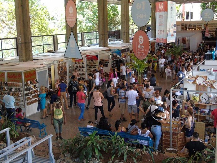 personas en la feria Arte en la Rampa