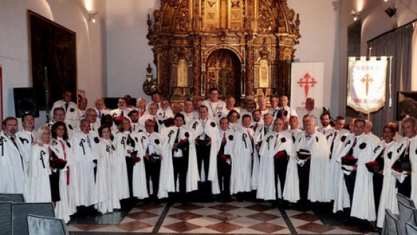 Personas de pie- Investidura Orden del Camino de Santiago