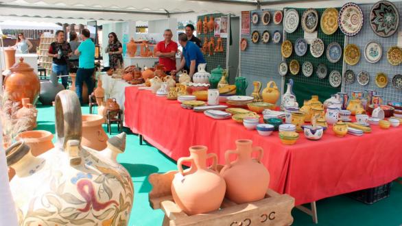 Vista de la feria CERAMIBA en ediciones anteriores. Se exhiben piezas de cerámica decorativa 