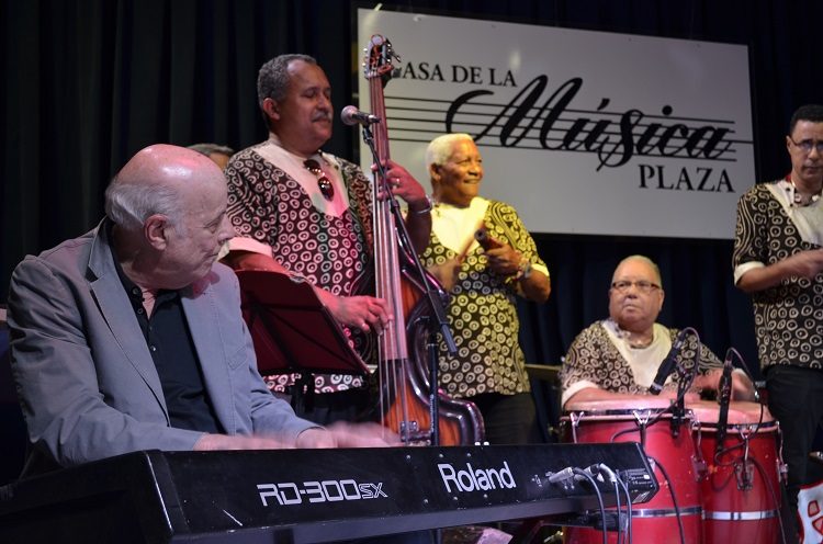 Charles Fox junto a la Orquesta Aragón