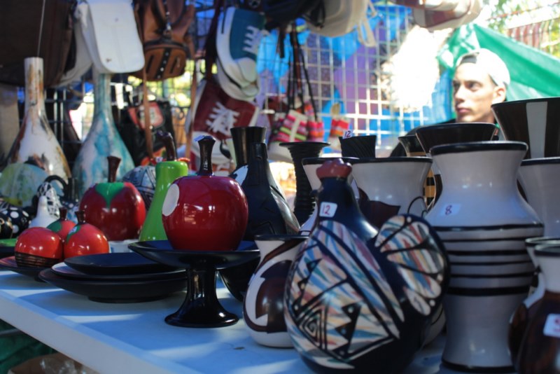 mesa con artesanía en Iberoarte 
