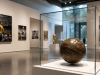 balón histórico expuesto en una vitrina dentro de un museo dedicado al arte y la cultura del fútbol