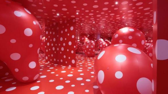 Yayoi Kusama  Dots Obsession 1996/2024  stickers, vinyl balloons, mirror  dimensions variable  Collection of the artist  © YAYOI KUSAMA