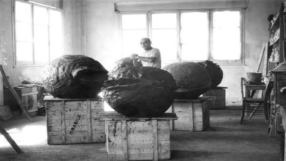 Lucio Fontana en su estudio con "Naturaleza", 1959-1960 © Fondazione Lucio Fontana, Milán, por SIAE 2025