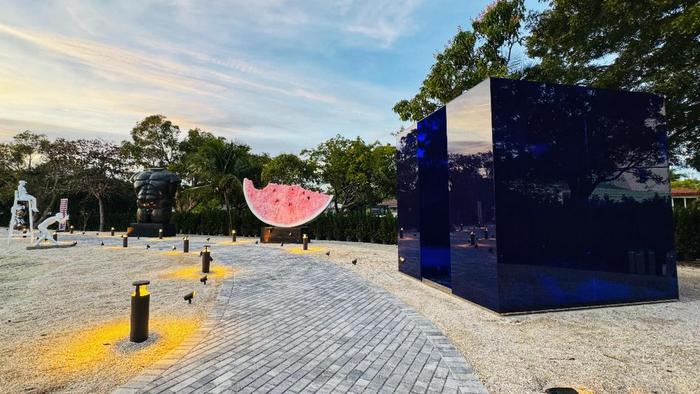 "Cubo Azul" de Rachel Valdés se incorpora al Nader Sculpture Park 
