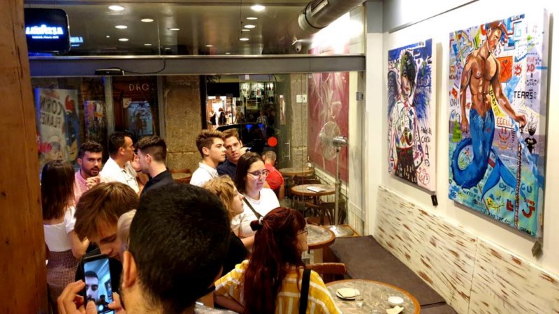 Personas en la muestra de Christian Vega