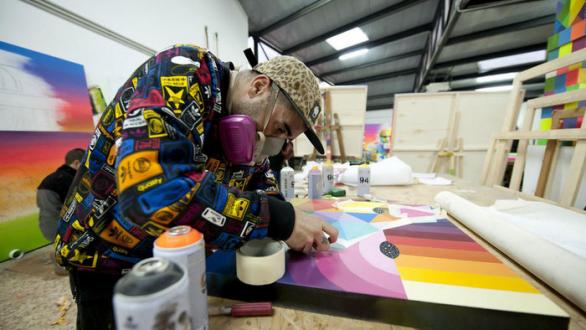 Okuda San Miguel en el proceso de creación de una obra 