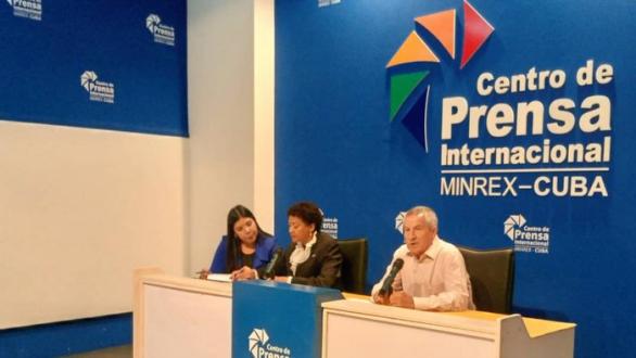 Al centro, Yvonne Nkwenkwezi Phosa, excelentísima embajadora de Sudáfrica en Cuba, junto a Juan Rodríguez Cabrera, presidente del Instituto Cubano del Libro y del Comité Organizador de la Feria Internacional del Libro de La Habana 2025.