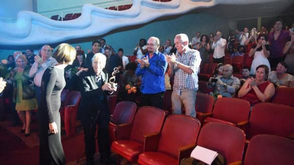 enrique pineda barnet recibe el premio excelencias Cuba de manos de Verónica de santiago 