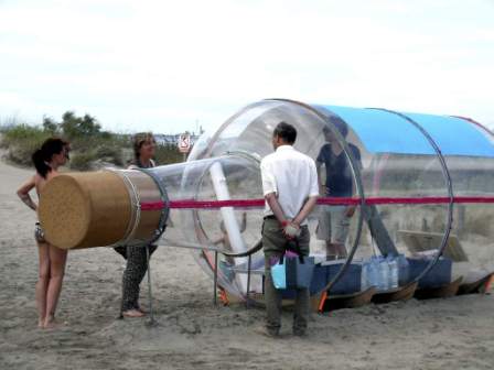 Navegará en un río a bordo de una casa botella