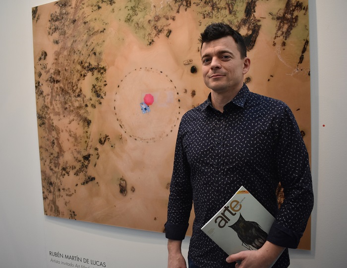 Martín de Lucas with a photograph of República Mínima No 12