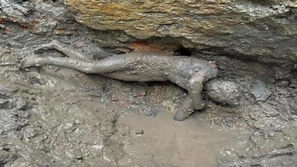 estatua etrusca de bronce hallada en Italia/ Foto: EFE 