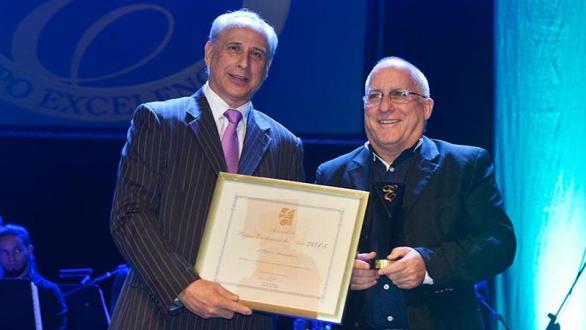 José Carlos de Santiago, presidente del Grupo Excelencias, entrega el Premio Excelencias Cuba al director de la EGREM, Mario Ángel Escalona Serrano. 