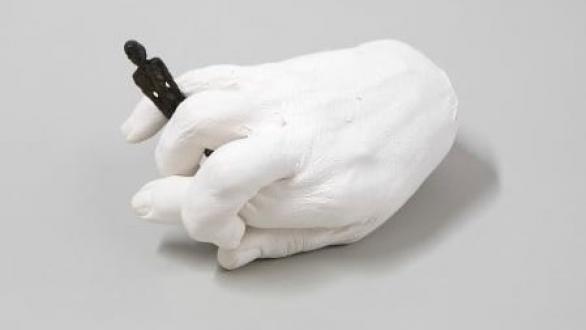 Douglas Gordon / Alberto Giacometti Hand Holding Figurine 2022 Plaster Bronze 21 x 8 x 14 cm © Succession Alberto Giacometti / ADAGP, Paris 2022 © Studio lost but found / VG Bild-Kunst, Bonn 2022 Courtesy Studio lost but found, Berlin and kamel mennour, Paris  