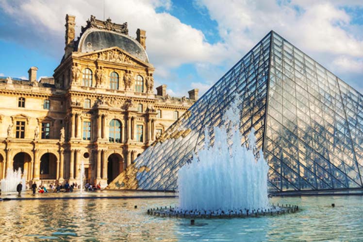 Louvre Museum Received more than 8 Million Visitors in 2017