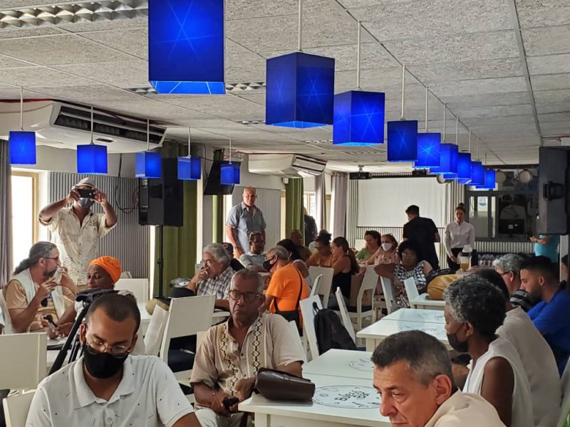 personas en conferencia de prensa de ARTEX 