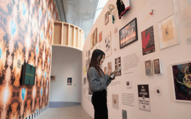 Visitante observa fotografías, grabados y obras de pequeño formato para comenzar una colección de arte