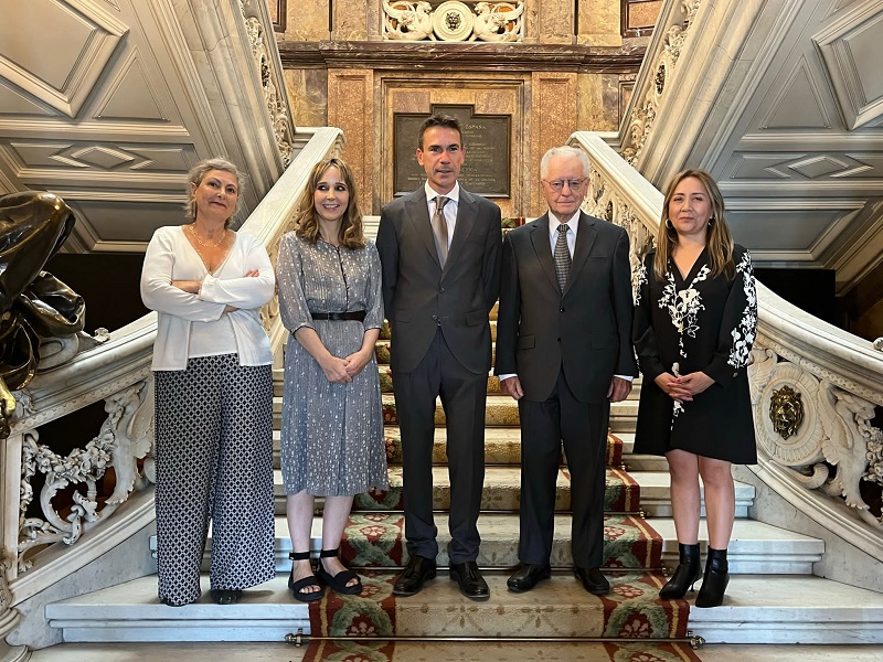 Presentación catálogo Bienal de Cuenca. De izquierda a derecha, Carlota Álvarez, comisaria, gestora de arte y miembro del jurado en ediciones anteriores de la Bienal de Cuenca, Blanca de la Torre, curadora de la 15ª edición de la Bienal de Cuenca, Enrique Ojeda, Director General de la Casa de América, Andrés Vallejo, Embajador de la República del Ecuador y Katya Cazar, Directora de la Fundación Bienal de Cuenca.