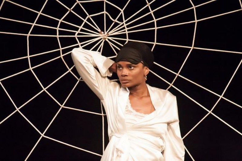 personaje femenino de Ocurre en domingo 