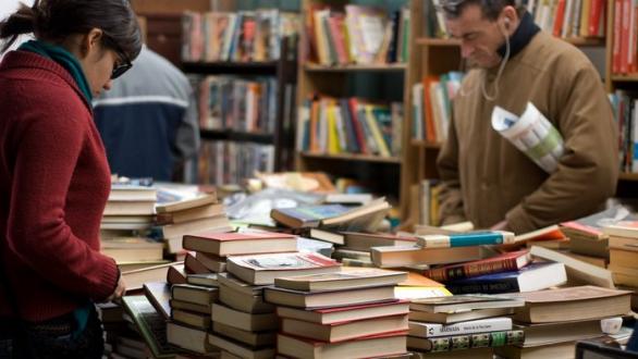 personas ojeando libros 