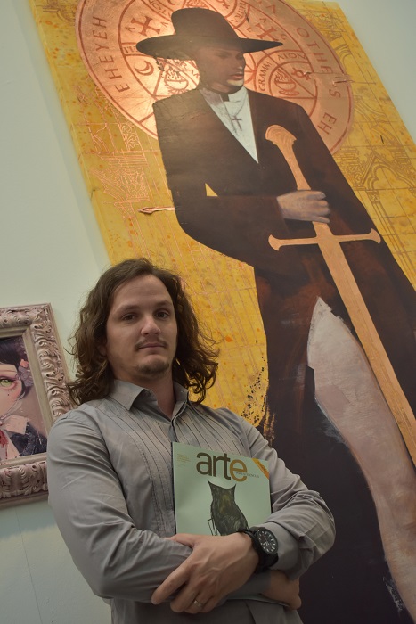 Roldán Lauzán with the magazine Arte por Excelencias