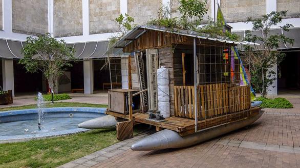 Obra de Kcho en la expo en ningún lugar como en casa