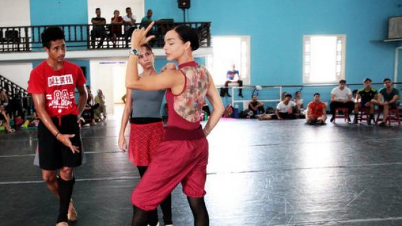 bailarines ensayando 