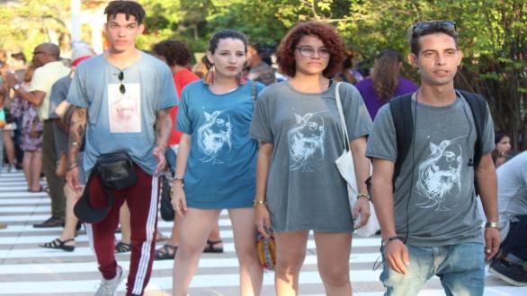 Jóvenes pasando por la acera de lennon 