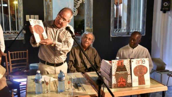 personas en presentación de la revista arte por excelencias 