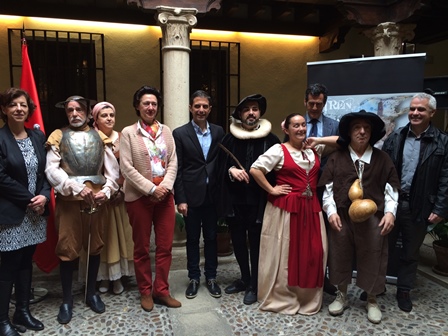 Miguel de Cervantes viaja en tren a Alcalá de Henares