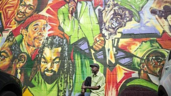 imagen de persona ante mural 