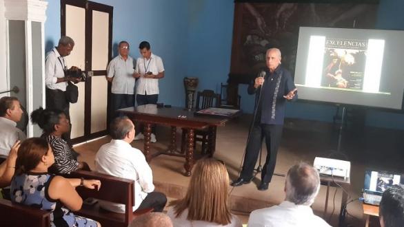 José Carlos de Santiago presenta la revista Excelencias Turísticas del Caribe y Las Américas en el Festival del Caribe