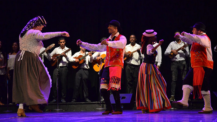 A hug from the dance of the Canaries to Euzkadi