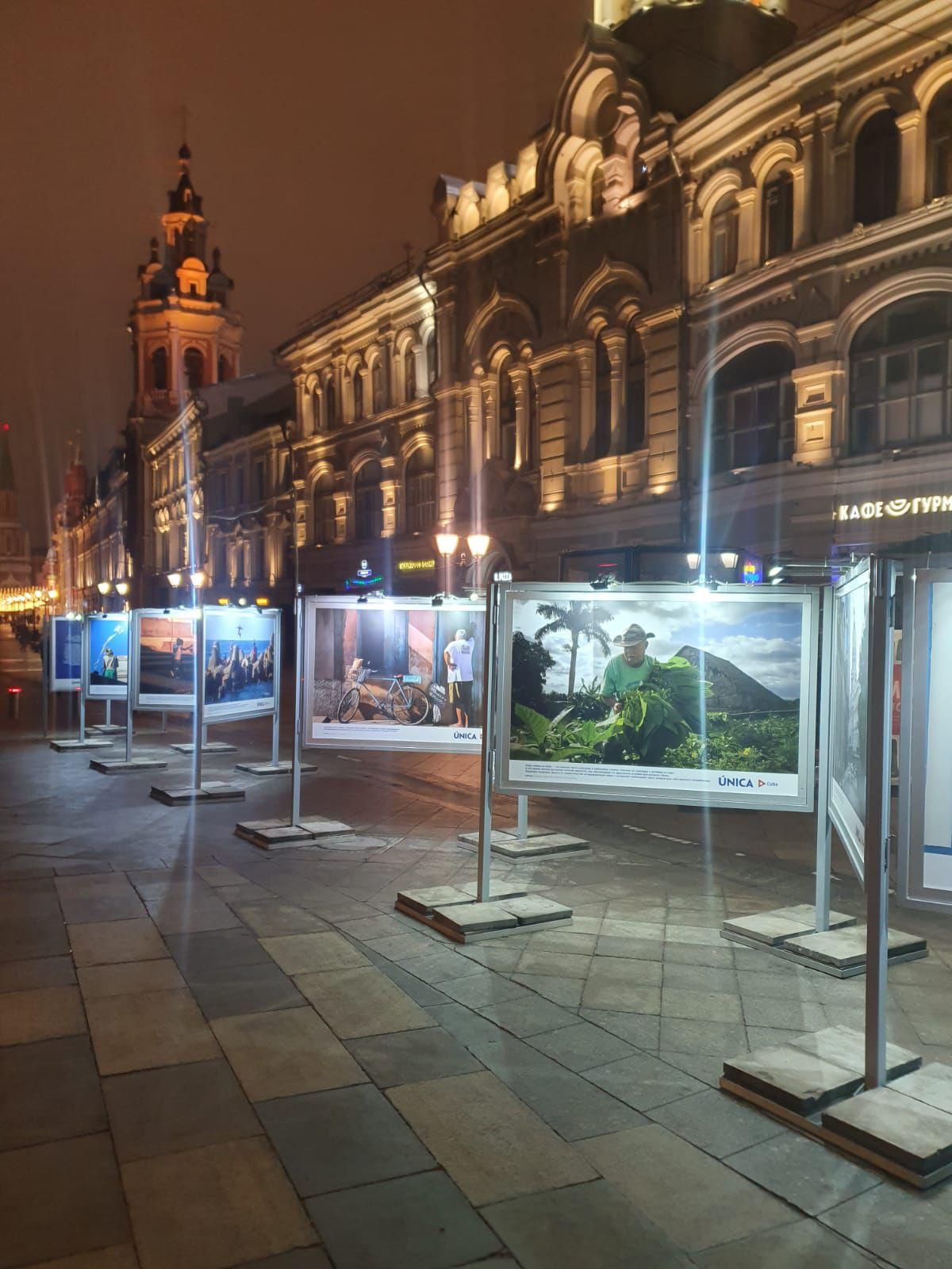Exposición fotográfica "Cuba Única" cerca de la Plaza Roja en Moscú