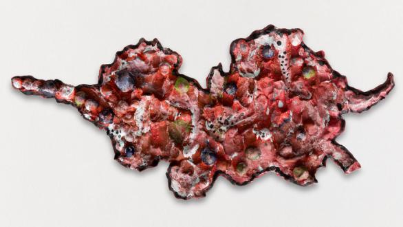 Adriano Costa, beijo, 2025, mix media on bronze, 29 x 60 x 4 cm