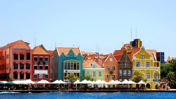 Fachadas históricas de colores en el barrio de Handelskade, en Willemstad, capital de Curazao y Patrimonio Mundial de la UNESCO
