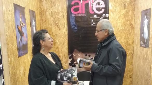 personas en el stand de arte por excelencias 
