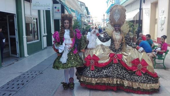 Espacios públicos como el bulevar acogen la celebración con las pasarelas de las Parrandas de Remedios. (Foto: Cristóbal Álamo/Facebook)