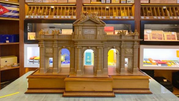 Exhiben en Madrid humidor inspirado en la Puerta de Alcalá