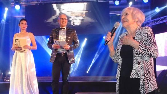 La actriz Verónica Lynn en el momento en el que se reconoce su trayectoria artística.