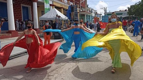 Vista del desfile inaugural del las Romerías de Mayo 2022