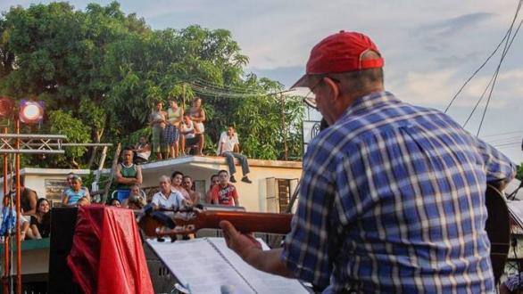 silvio actúa en los barrios de la habana 