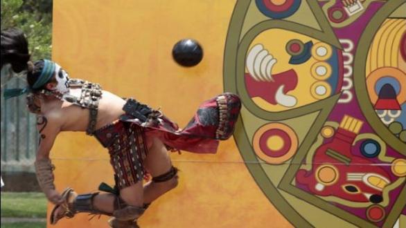 persona en juego de pelota maya 