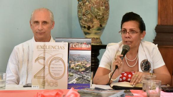 personas sentadas- revistas exccelencias