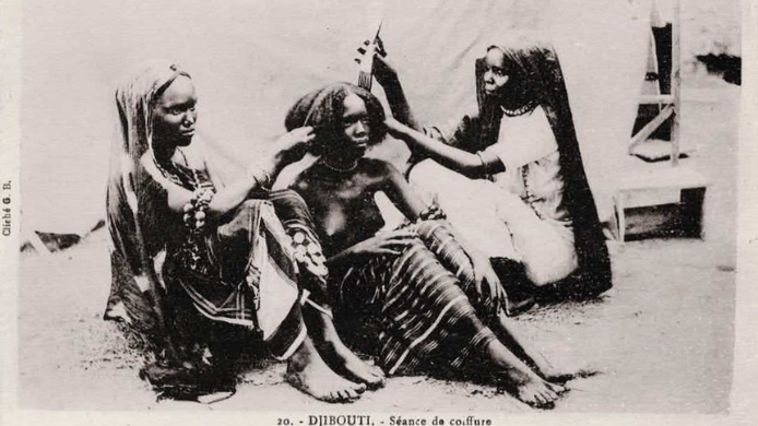 Tarjeta Postal “DJIBOUTI, Séance de Coiffure”, 3 ½” x 5 ½”, 1920, J.-G. Mody, photographe / Cliché⁹7 G.D.