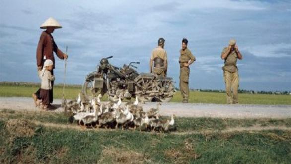 Robert Capa, [En el trayecto de Namdinh a Thaibinh, Indochina], 1954. © Robert Capa/International Center of Photography/Magnum Photos