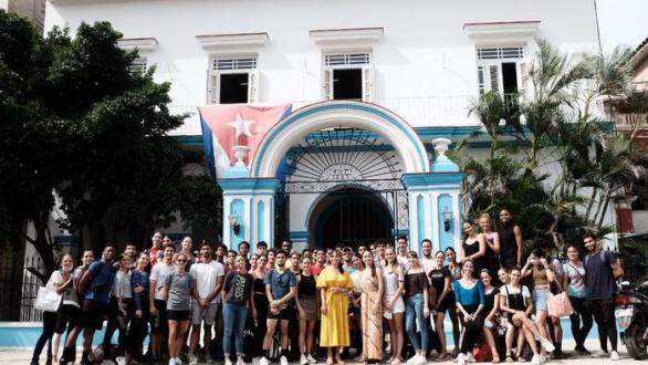 Ballet Nacional de cuba frente a la sede, durante la celebración por los 73 años de la compañía 