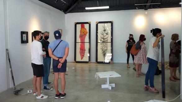 artistas en el momento del montaje de la muestra  "Paisaje, Retrato y Naturaleza Muerta" 